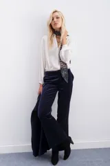 Pantalón oxford de terciopelo azul marino, con acceso por cartera oculta con cierre, gancho metálico y botón interno en cintura. Tiene bolsillos diagonales y bolsillo ojal en espalda.