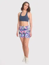 Top deportivo negro con espalda racerback y soporte medio. Cuenta con almohadillas removibles y sujetador integrado.