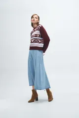 Sweater de punto bariloche color bordó con diseño jacquard de corazones, flores y animales en blanco, celeste y rosa.