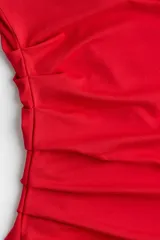 Vestido corto rojo de punto elástico, con cuello elevado corto, mangas cortas, corte ajustado y detalle drapeado en un hombro y un lateral.
