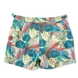 Short de baño con estampado de hojas en tonos verde, amarillo, naranja y celeste. Tiene pretina fija con hebillas metálicas laterales, botón a presión y cierre frontal. Incluye tres bolsillos y mesh interior hipoalergénico.