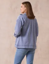 Camperita de tejido soft estampado a rayas azules y blancas, marca Ruby Rd. Abertura central con cierre metálico, bolsillos delanteros.