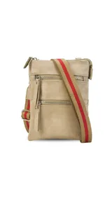 Bandolera tipo phone bag color verde militar, con correa larga regulable y desmontable. Tiene cierre metálico superior y dos bolsillos frontales con cierre.