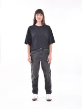 Pantalón de jean negro de corte recto, tiro medio y lavado gastado.