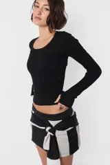 Crop top blanco al cuerpo sin mangas de morley de algodón, con detalle de collareta en mangas y cuello, terminación de ruedo recto.