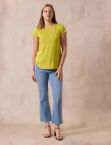Remera de modal color fucsia, marca Cupio, con cuello redondo y manga corta.