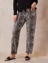 Conjunto de pijama marca René Rofé, compuesto por pantalón largo y remera de mangas largas. La remera es de escote redondo y tiene un bolsillo en el pecho. El pantalón tiene cintura elastizada y lazo de ajuste.