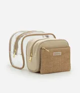 Set de tres neceseres: uno grande rectangular transparente con cierre de cremallera, uno mediano rectangular con textura en relieve y cierre de cremallera, y un sobre con textura en relieve y cierre de cremallera.