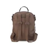 Mochila color beige de símil cuero con doble apertura superior con cierre. Incluye dos bolsillos al frente con cierres metálicos, asa rígida de mano y correa de galón. En la espalda correas de galón regulables.