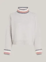 Sweater gris claro de lana y cachemira, con cuello perkins a rayas horizontales en azul marino, rojo y blanco.