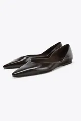 Zapato plano escotado color marrón oscuro, con acabado en punta.