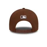 Gorro New Era modelo 9FORTY, color marrón, con visera curva y logo bordado de los Oakland Athletics (A's) en blanco.