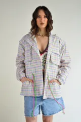 Parka color multicolor de diseño oversized, forrada internamente con detalles llamativos.