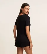 Pijama de dos piezas, compuesto por una remera de viscosa negra con estampado de leopardo y un short negro con lazo en la cintura.