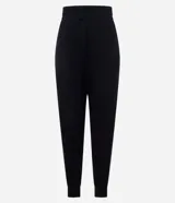 Pantalón deportivo gris melange, tipo jogger, confeccionado en microfibra pesada con viscosa certificada. Tiene cintura elástica, bolsillos laterales y corte holgado.