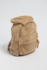 Mochila de poliéster color beige con textura de piel sintética y orejas decorativas.