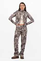 Pantalón de sarga gamuzada con estampado animal print, corte recto y tiro medio bajo. Cuenta con bolsillos delanteros y traseros con cierre metálico.