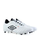 Championes de fútbol Umbro Legend color blanco con detalles en naranja.