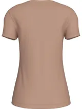 Remera color beige de corte slim, cuello redondo y mangas cortas. Estampado degradado del logo de Calvin Klein en el pecho.