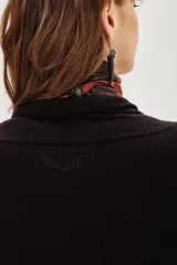 Cárdigan color beige de tejido suave, con calce relajado y largo irregular.