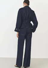 Pantalón de jean azul oscuro de corte wide leg, tiro alto y doble trabilla.