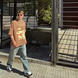 Pantalón de jean celeste con teñido acid wash y corte oversize estilo baggy. Presenta un estampado serigráfico en color óxido.