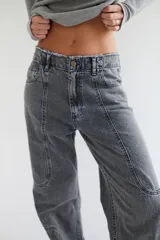 Pantalón de jean azul de corte recto y tiro medio, con lavado desgastado, pespuntes en rojo y deshilachado en la pretina.