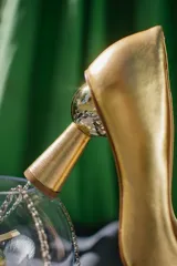 Zapato de tacón alto Ayla, color negro, con capellada, forro y plantilla 100% de cuero. Tacón de 9,5 cm.