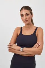 Top deportivo azul marino de corte simple con espalda cuadrada, corte ancho debajo del busto y padding desmontable.