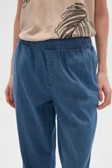 Pantalón de jean celeste, de corte recto y tiro medio, con bolsillos delanteros y traseros.