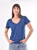 Remera básica de cuello en V y mangas cortas, color negro.