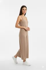 Mono color beige de breteles finos, corte holgado y escote en V.