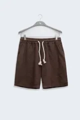 Short marrón de lino premium con cintura elástica, cordón de algodón y bolsillos laterales.
