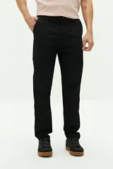 Pantalón chino negro de corte recto, con bolsillos laterales y traseros. Confeccionado en algodón y elastano.