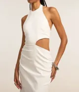 Vestido midi blanco de bengalina, con frente única, espalda descubierta, abertura lateral en la cintura y fruncidos.