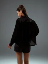 Camisa negra de mangas largas con botones.
