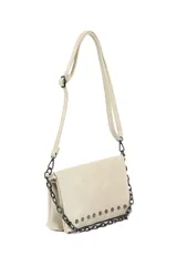 Bandolera color beige con solapa, detalles de tachas metálicas en la parte inferior y una cadena decorativa en el frente. Incluye correa ajustable para el hombro.