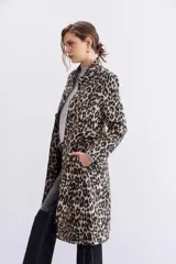 Trench de gabardina de algodón con estampado animal print, bolsillos laterales y lazo de ajuste en la cintura.