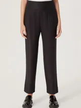 Pantalón de vestir color naranja, de corte recto y tiro alto, con pinzas en la cintura.