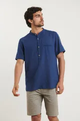 Camisa de manga corta color amarillo, con cuello mao y botones de coco.