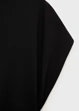 Vestido midi negro sin mangas, con cuello asimétrico, diseño entallado y cintura drapeada.