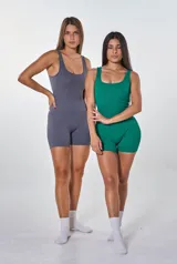 Enterito deportivo gris de lycra acanalada, con corte ajustado, breteles anchos y escote redondo.