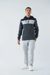 Buzo canguro de felpa gris oscuro con capucha ajustable, bolsillo canguro y logo estampado en el pecho. Tiene una banda horizontal gris claro en la parte superior del pecho y los hombros.