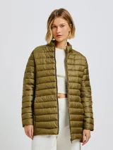 Campera puffer verde con cierre frontal y bolsillos laterales.