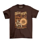 Remera marrón con estampa del grupo musical The Black Keys, con un esqueleto vestido de traje y ruleta de casino.