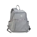Mochila verde militar de nylon con apertura superior con cierre y tiradores metálicos. Incluye bolsillos internos, bolsillo con cierre metálico al frente, correa corta de mano y correas de galón regulables para colgar en la espalda.