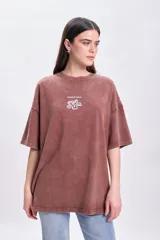 Remera manga corta oversize color marrón con estampa de flor.