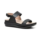 Sandalias negras de plataforma con dos tiras anchas y ajuste con hebilla en el tobillo.