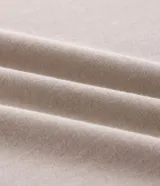 Remera de algodón color beige, corte relaxed (holgado), manga corta y cuello redondo. Presenta un pequeño estampado localizado con lettering estilizado en el pecho.