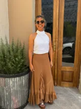 Musculosa color ladrillo de tejido de punto, con cuello halter y espalda descubierta.